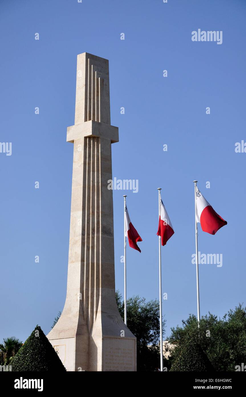 Monument commémoratif de guerre entre Floriana et de La Valette Malte,avec trois drapeaux maltais soufflant doucement dans le vent Banque D'Images