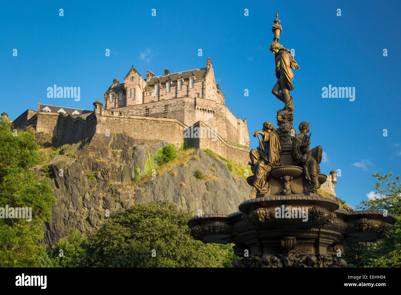 Ross Fontaine dans le jardin de Princes Street et Old Edinburgh Castle, Scotland Banque D'Images