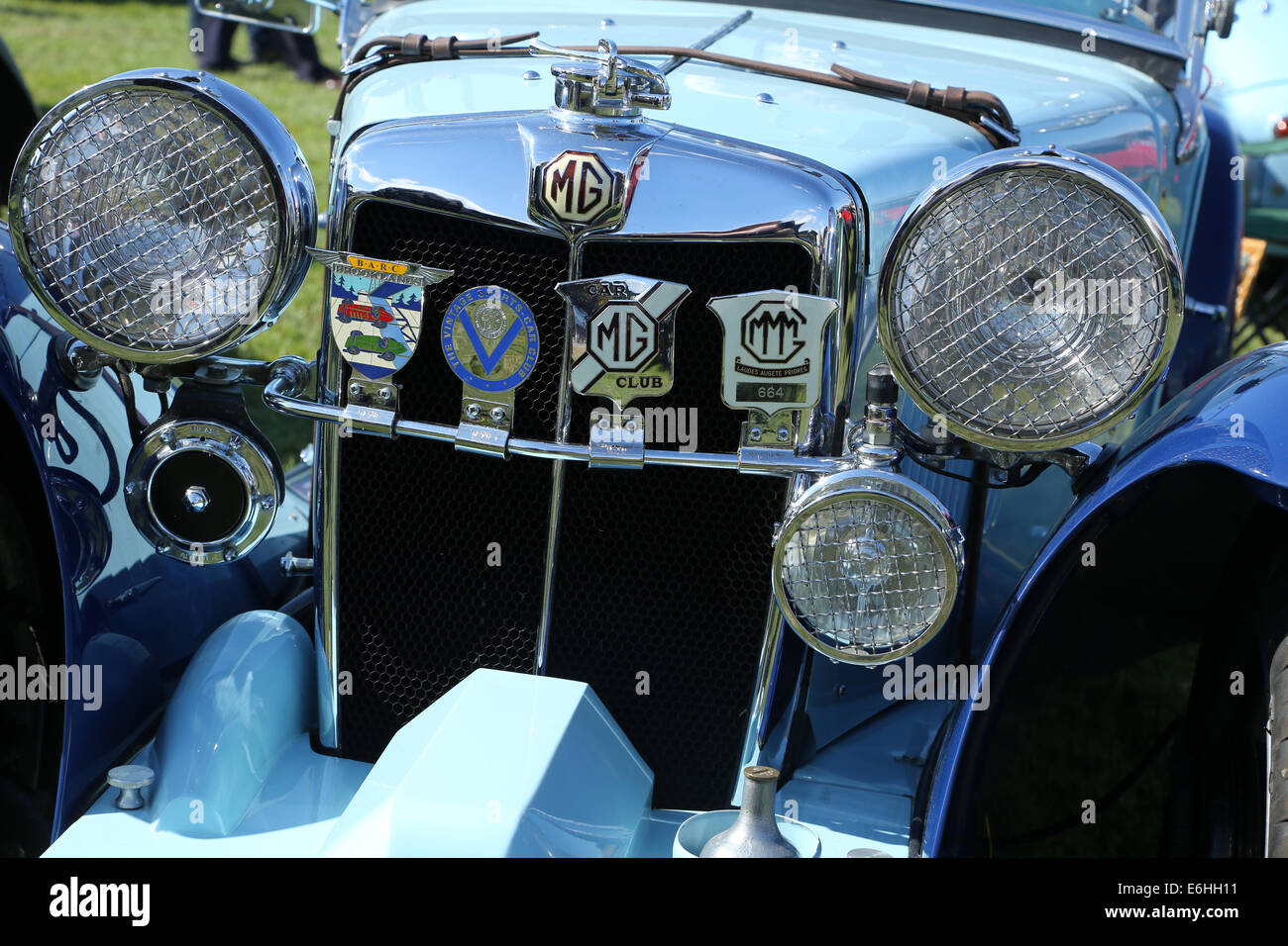 Auvent d'un classique MG TF avec owners club insignes sur l'affichage, Henstridge, Somerset, England, UK GB, Août 2014 Banque D'Images