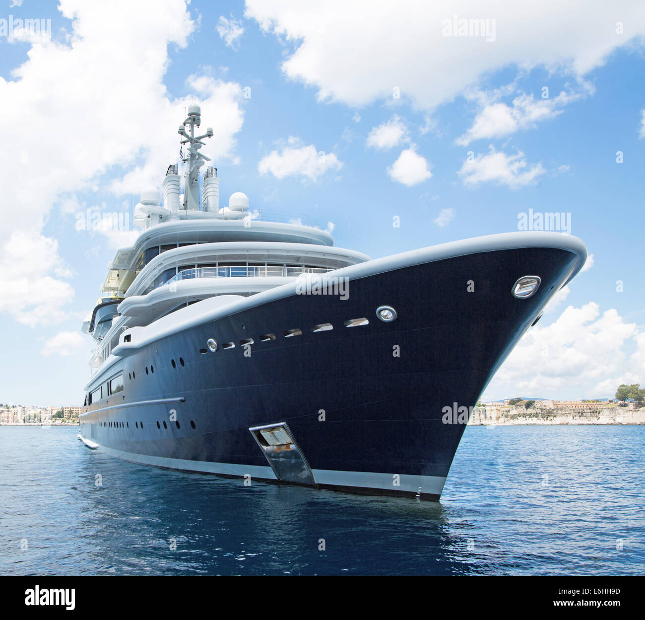Gigantesque grand luxury motor yacht - location de bateaux sur la mer. Banque D'Images