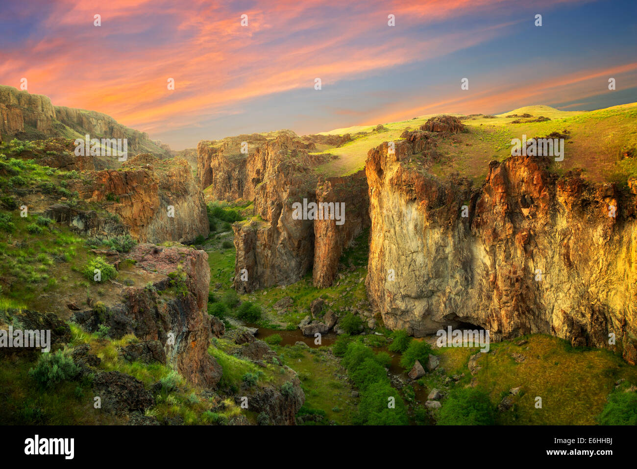 Secours Creek Canyon avec coucher de nuages. Malheur County, Oregon Banque D'Images