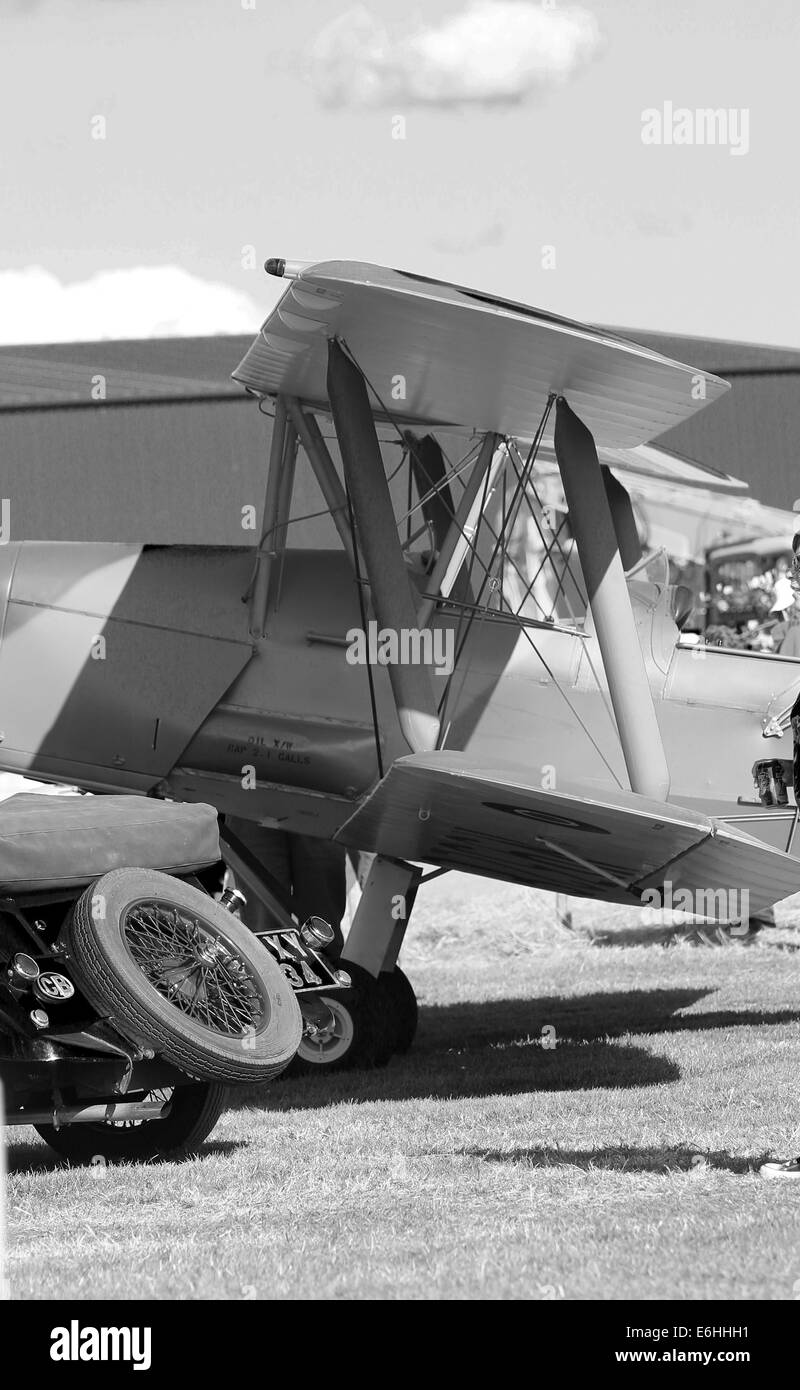 Vieux biplan Tiger Moth et à l'arrière d'une voiture de sport MG vintage, idéal couverture de livre. 23 août 2014 Banque D'Images