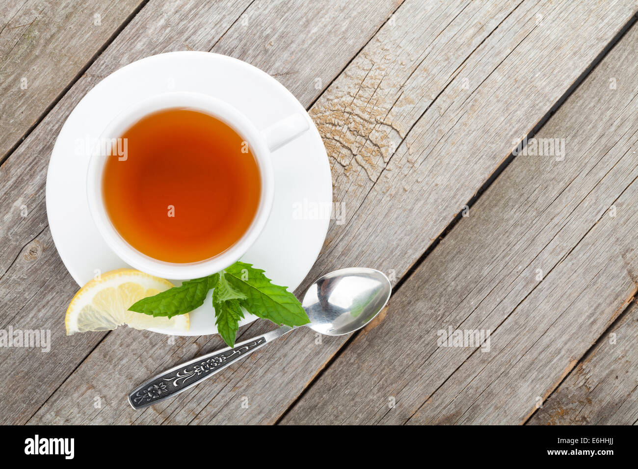 Le thé vert avec du citron et menthe sur fond de table en bois avec copie espace Banque D'Images