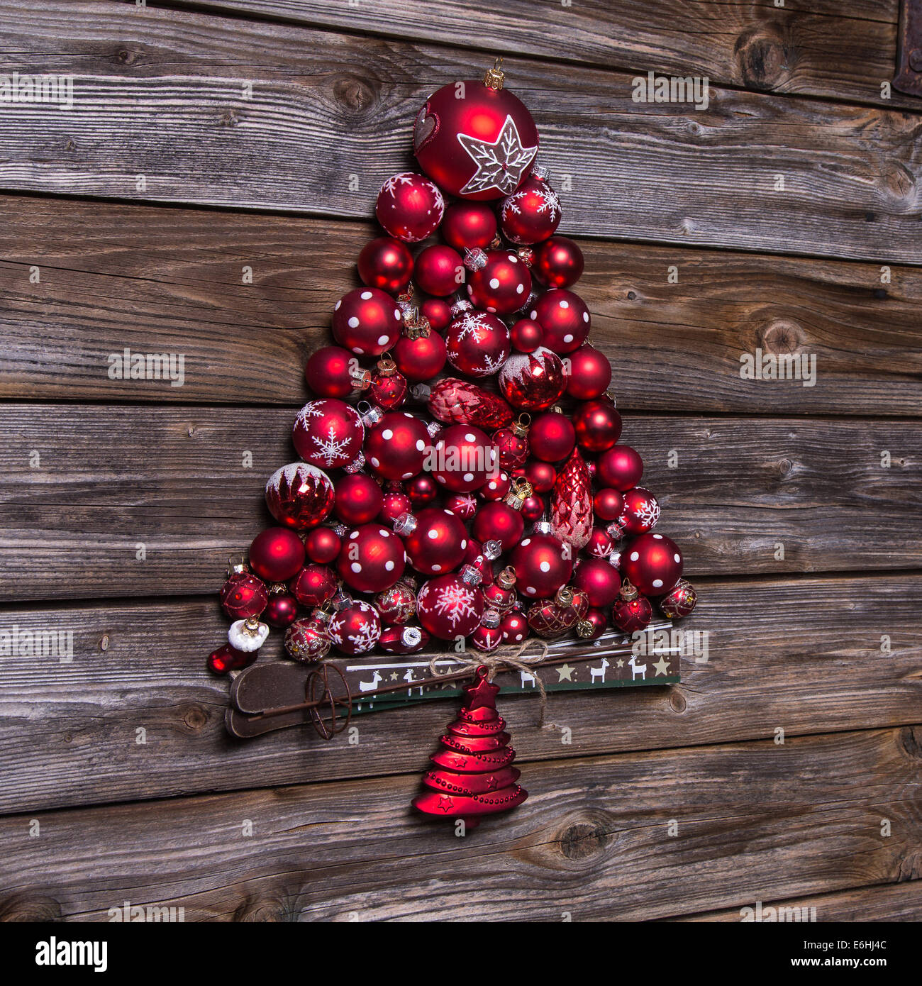 Boules de Noël rouge sur fond de style en bois. Banque D'Images