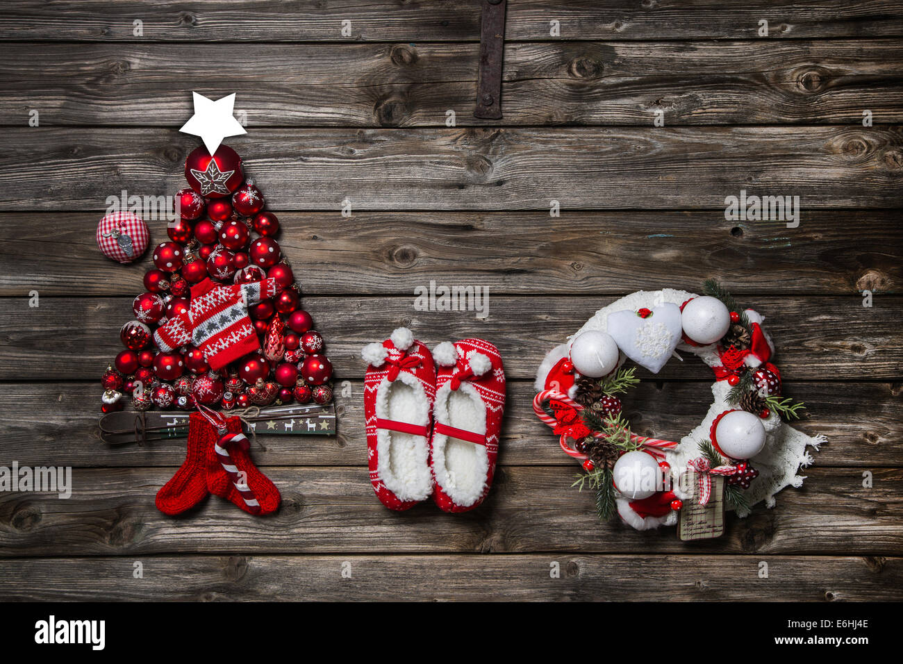 Noël Décoration de style : rouge, blanc, sur fond de bois. Banque D'Images