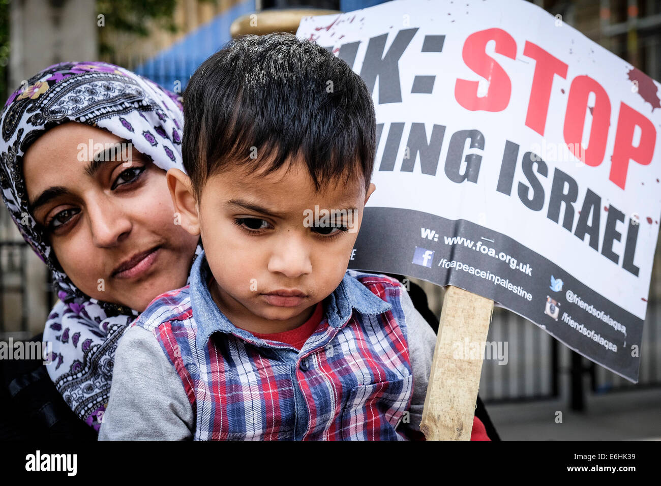 Pro-Palestinian protestataires manifester devant Downing street contre les ventes d'armes à Israël. Banque D'Images