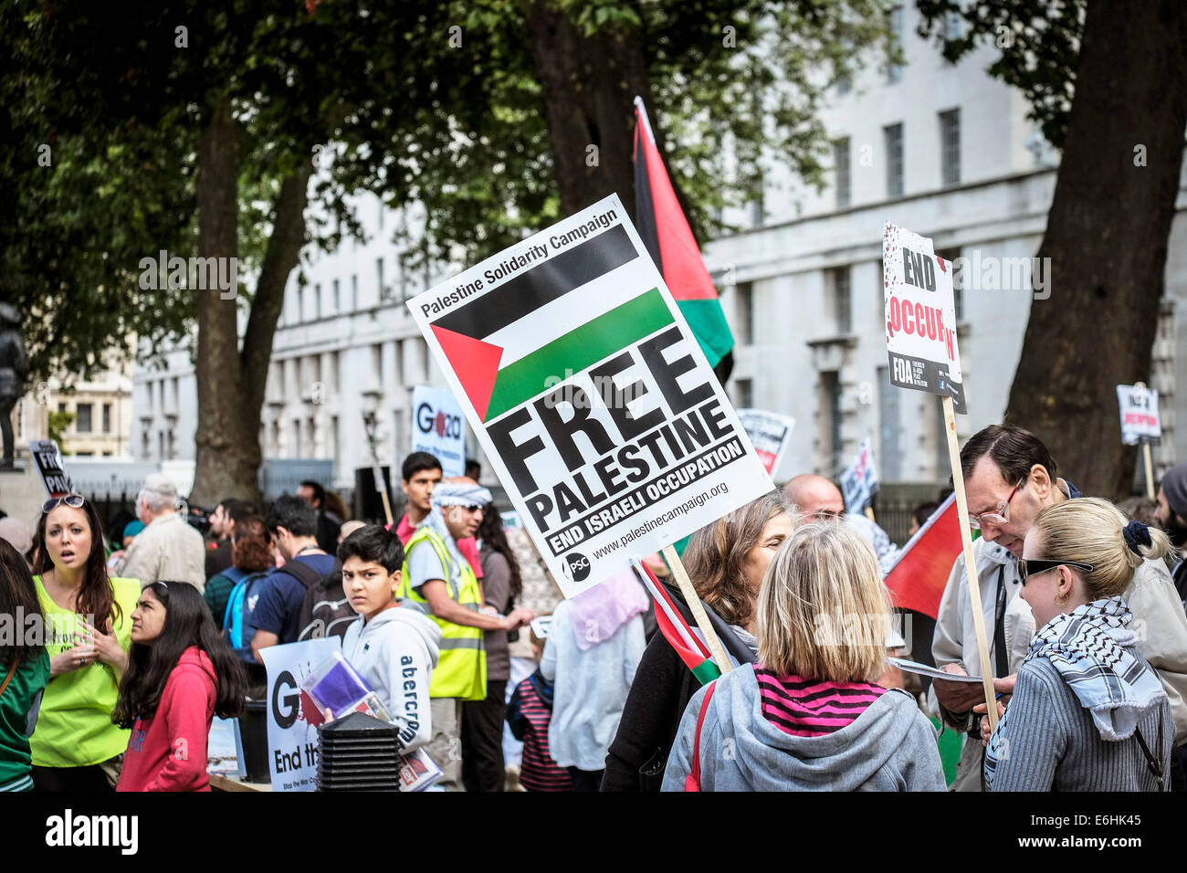 Pro-Palestinian protestataires manifester devant Downing street contre les ventes d'armes à Israël. Banque D'Images