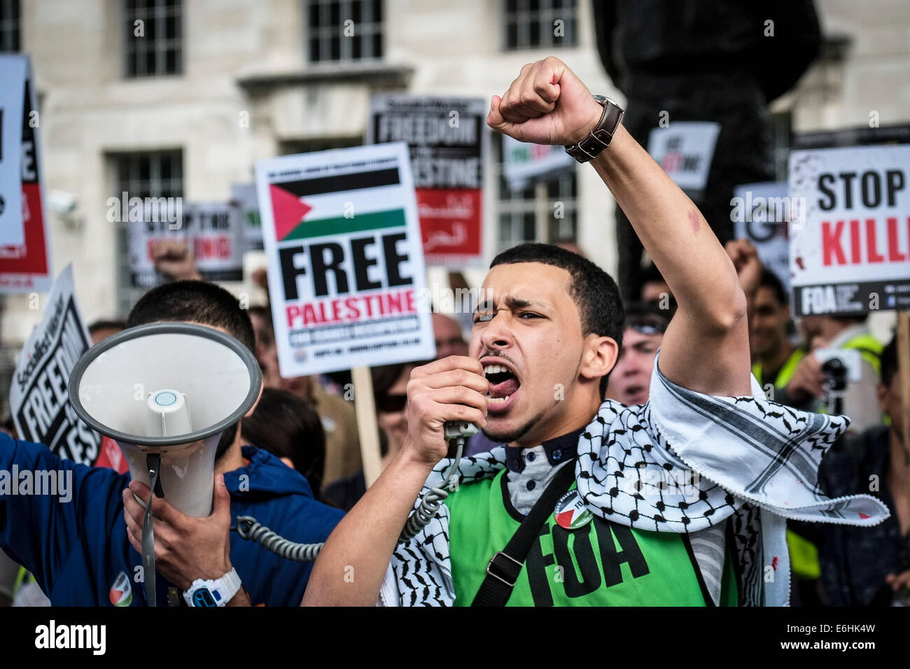 Pro-Palestinian protestataires manifester devant Downing street contre les ventes d'armes à Israël. Banque D'Images