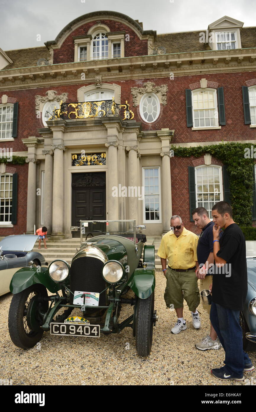 Old Westbury, New York, États-Unis - 23 août 2014 - Les visiteurs sont à la recherche d'un livre vert en 1926 Bentley 3 litre voiture historique de luxe, propriétaire Edward LaBounty, garée en face de l'hôtel particulier à la 54e Annual Long Island Festival écossais et les Jeux des Highlands, co-organisé par L. I. clan écossais MacDuff, at Old Westbury Gardens sur Long Island's Gold Coast.. Credit : Ann E Parry/Alamy Live News Banque D'Images