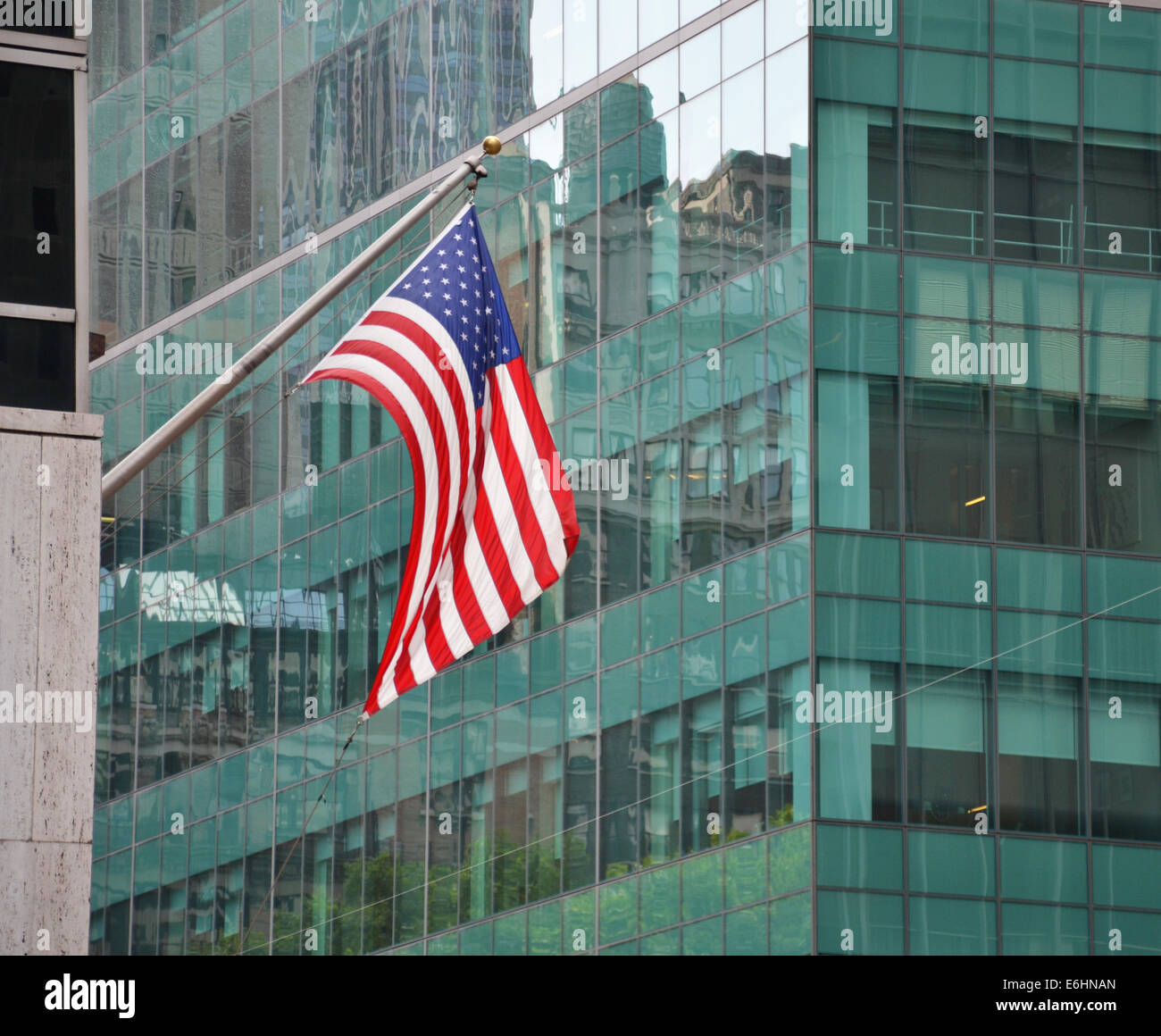 Drapeau américain en face de bâtiment d'affaires Banque D'Images