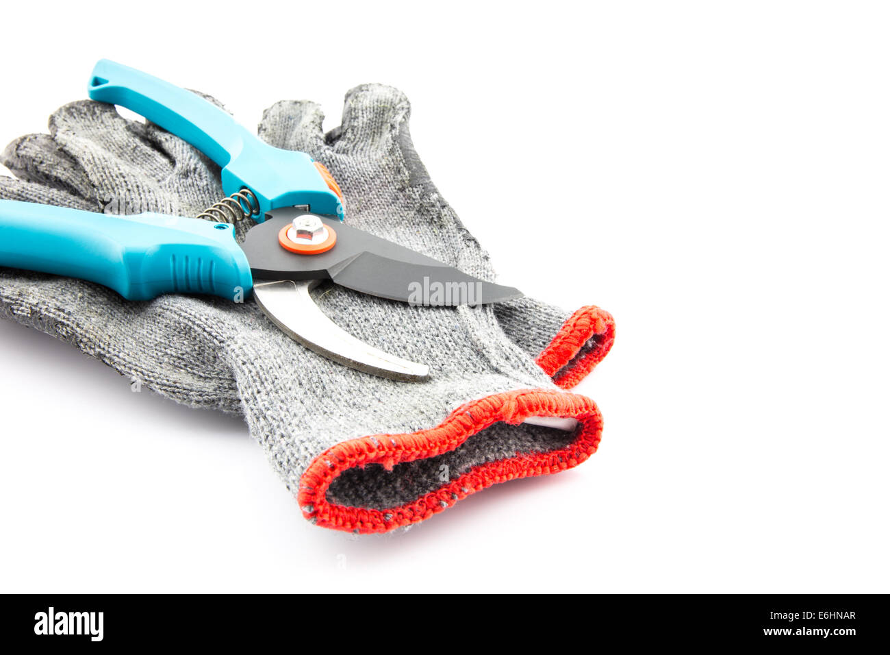 Sécateur et porté des gants de jardinage isolé sur fond blanc Banque D'Images