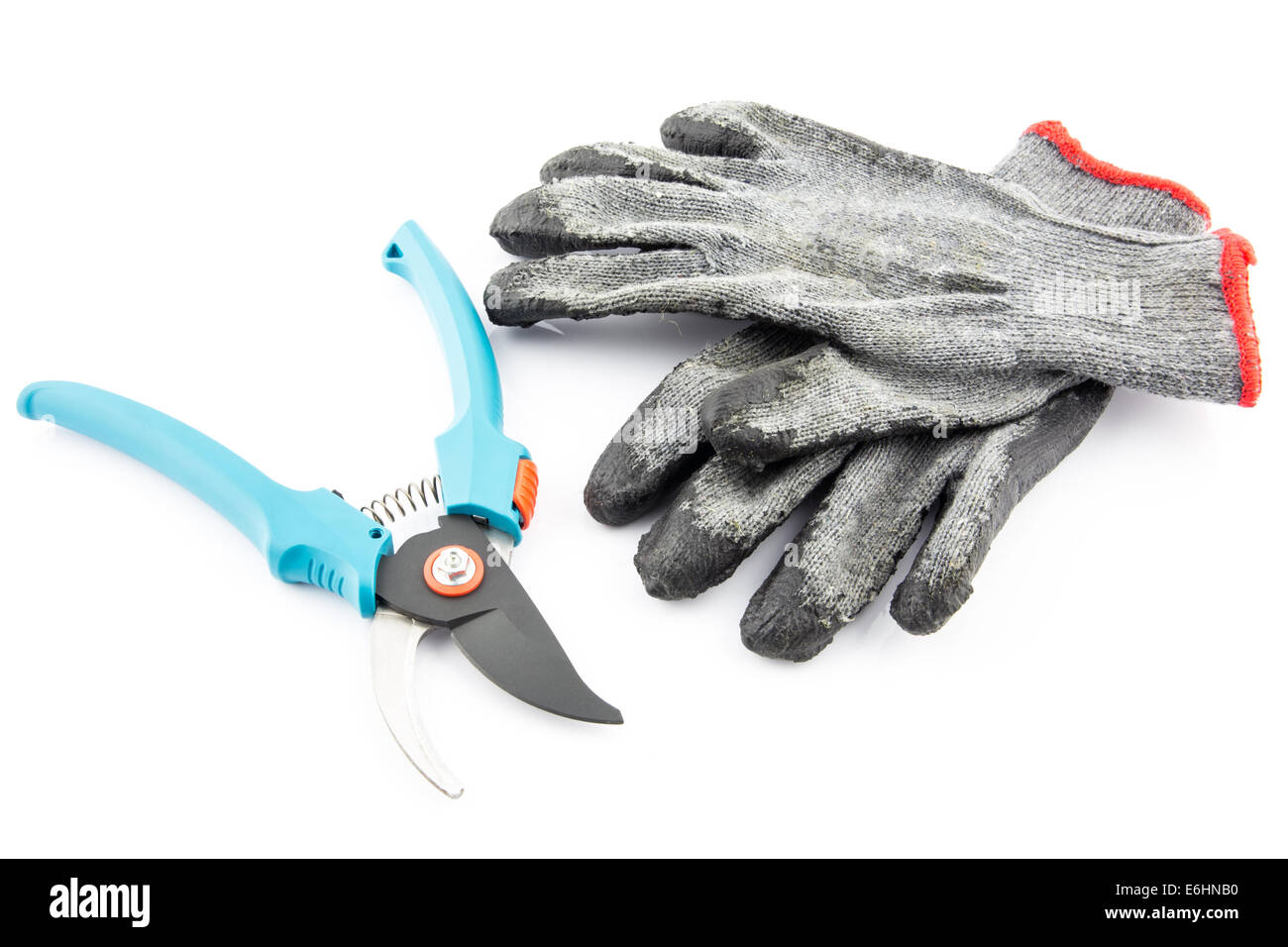 Sécateur et porté des gants de jardinage isolé sur fond blanc Banque D'Images