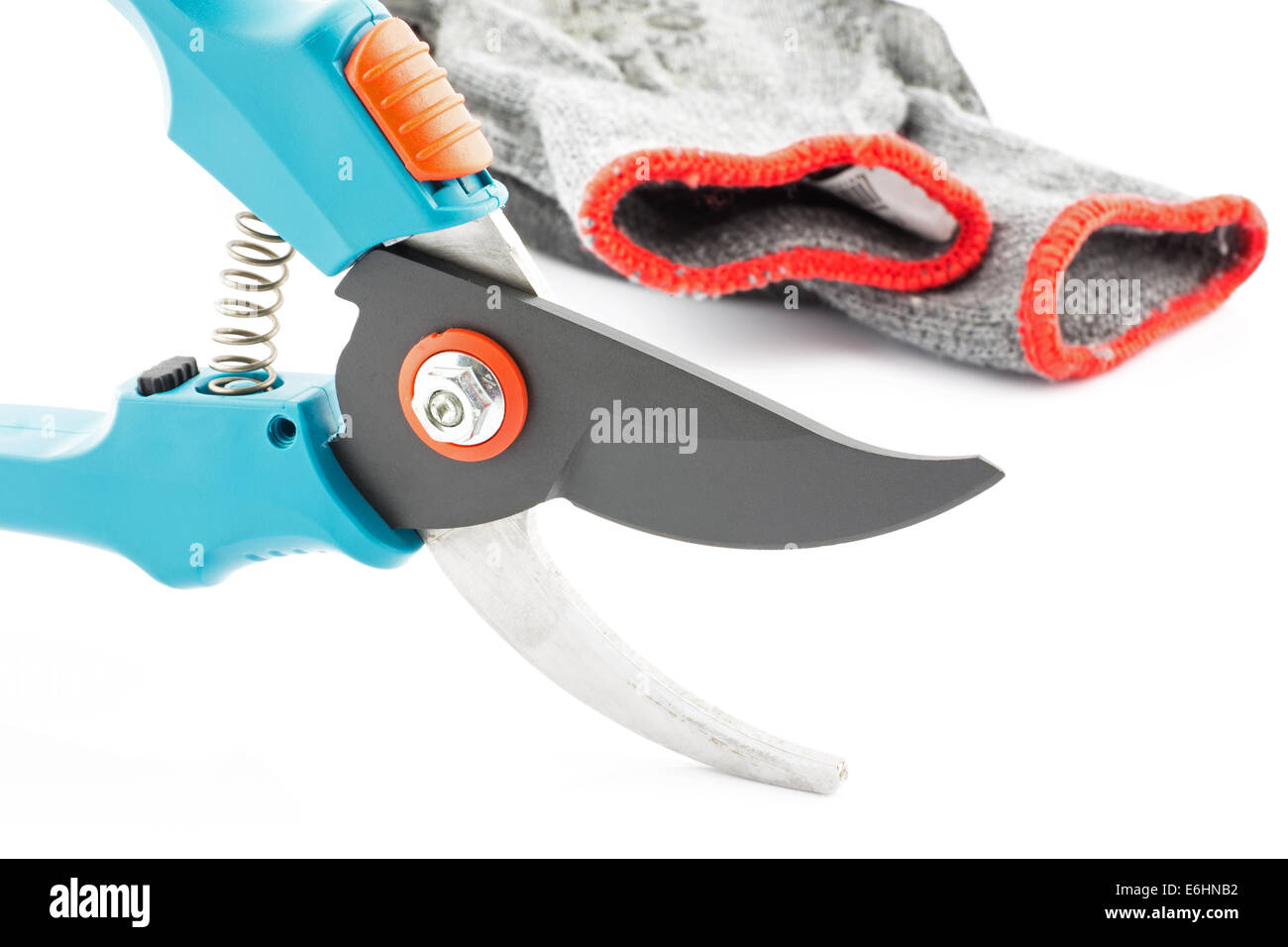 Sécateur et porté des gants de jardinage isolé sur fond blanc Banque D'Images