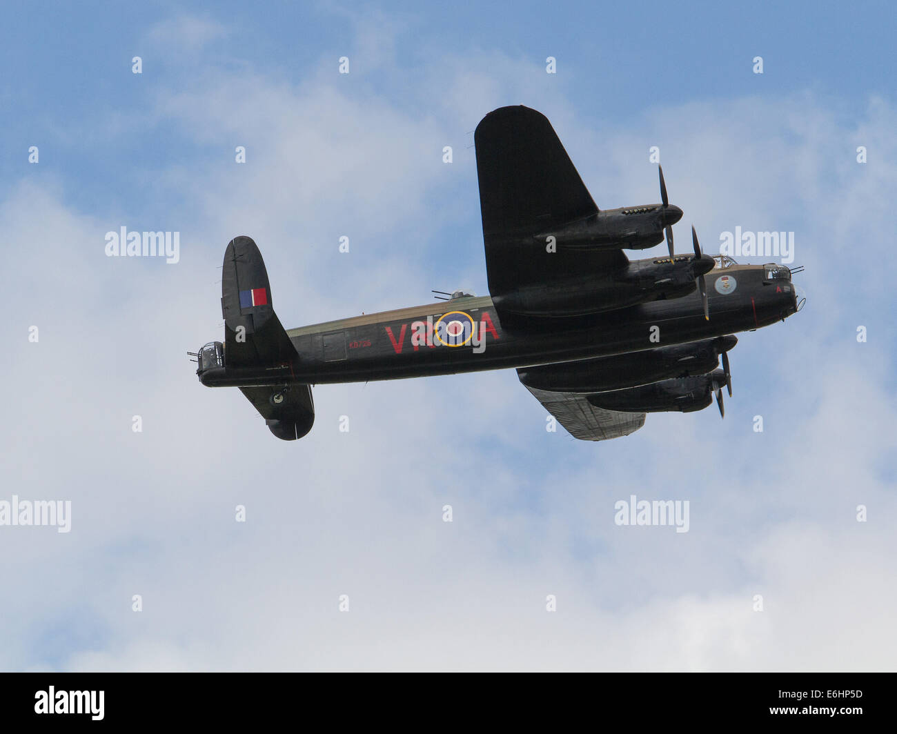 Dunsfold, UK. 23 août, 2014. Le Canadian Warplane Heritage Museum Avro Lancaster Mk. La Seconde Guerre mondiale 2 X bombardier lourd battant ici le samedi 23 août est au Royaume-Uni pour un mois et donne l'occasion de le voir et de l'l'Battle of Britain Memorial Flight Avro Lancasterflying ensemble au Royaume-Uni. L'avion est dédié à la mémoire de P/O Andrew Mynarski VC Crédit : Niall Ferguson/Alamy Live News Banque D'Images