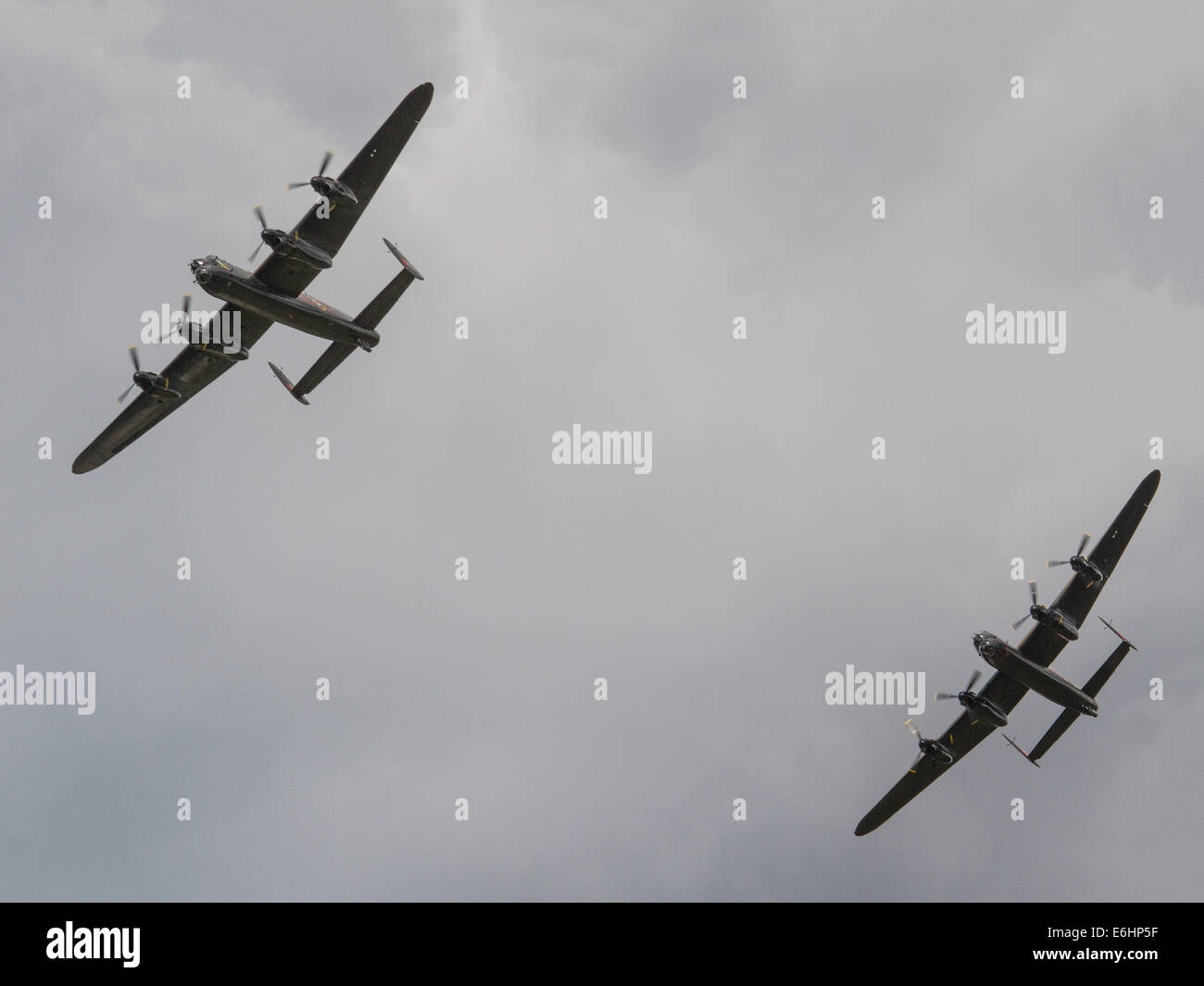 Dunsfold, UK. 23 août, 2014. Le Canadian Warplane Heritage Museum Avro Lancaster Mk. La Seconde Guerre mondiale 2 X bombardier lourd est au Royaume-Uni pour un mois et donne l'occasion de le voir et de l'l'Battle of Britain Memorial Flight Avro Lancasterflying ensemble au Royaume-Uni. L'avion est dédié à la mémoire de P/O Andrew Mynarski VC Crédit : Niall Ferguson/Alamy Live News Banque D'Images