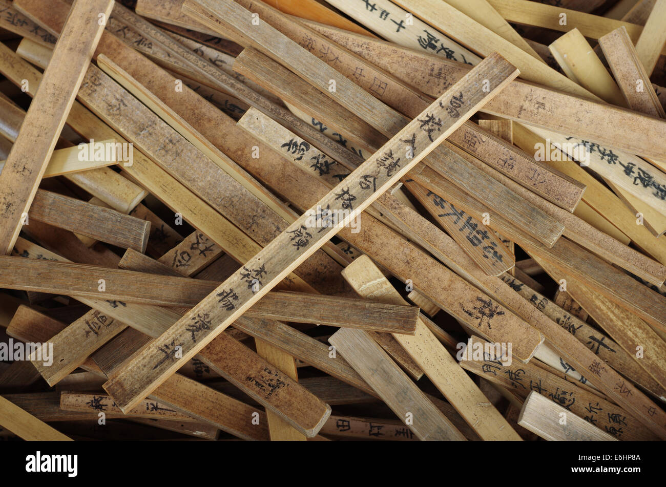 Bâtons de prière en bois japonais avec message pour utilisation à la sainte cérémonie religieuse Banque D'Images
