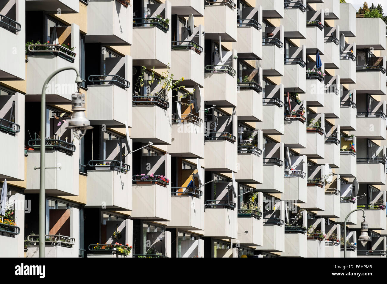 De nombreux balcons vue géométrique sur un immeuble d'appartements dans le centre de Berlin, Allemagne Banque D'Images