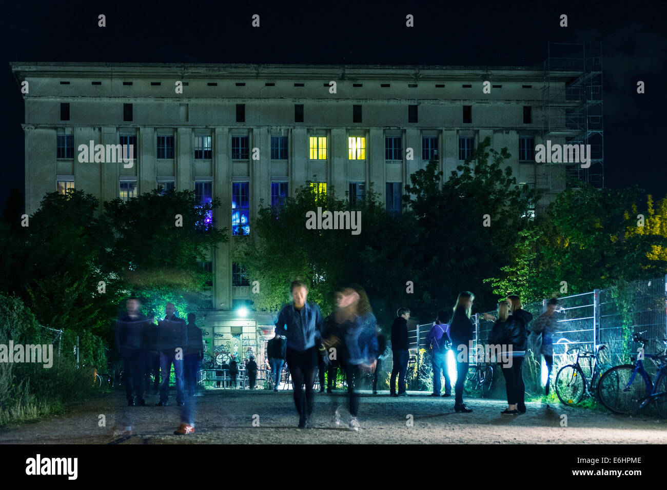 Vue de nuit de personnes attendant à l'extérieur entrée de la célèbre discothèque Berghain à Friedrichshain Berlin Allemagne Banque D'Images