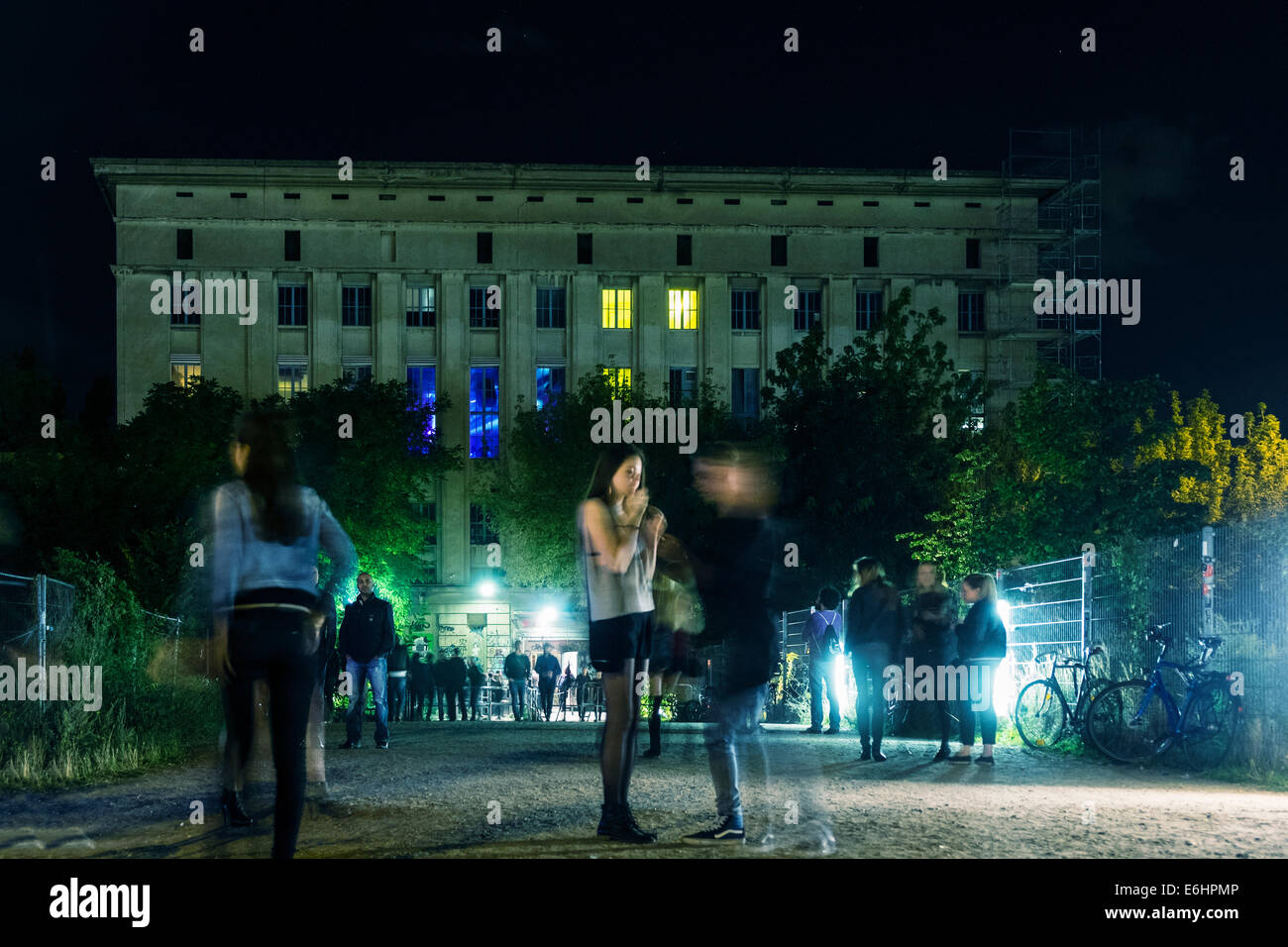 Vue de nuit de personnes attendant à l'extérieur entrée de discothèque Berghain à Friedrichshain Berlin Allemagne Banque D'Images