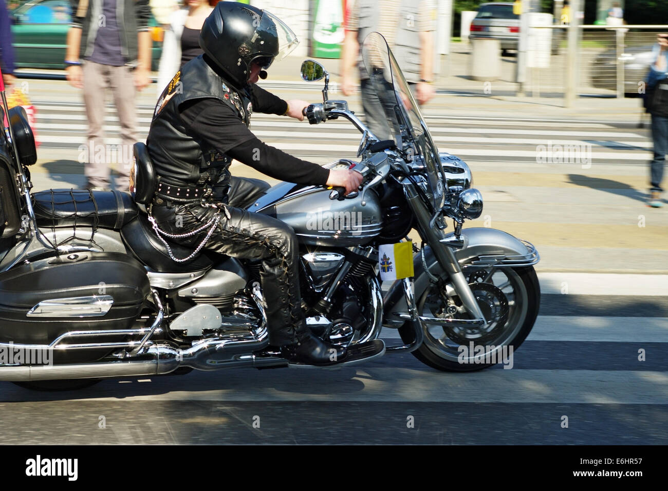 Motocycliste au 14e International Motorcycle Rally Katyn conduit une moto Yamaha. Varsovie, Pologne. Banque D'Images