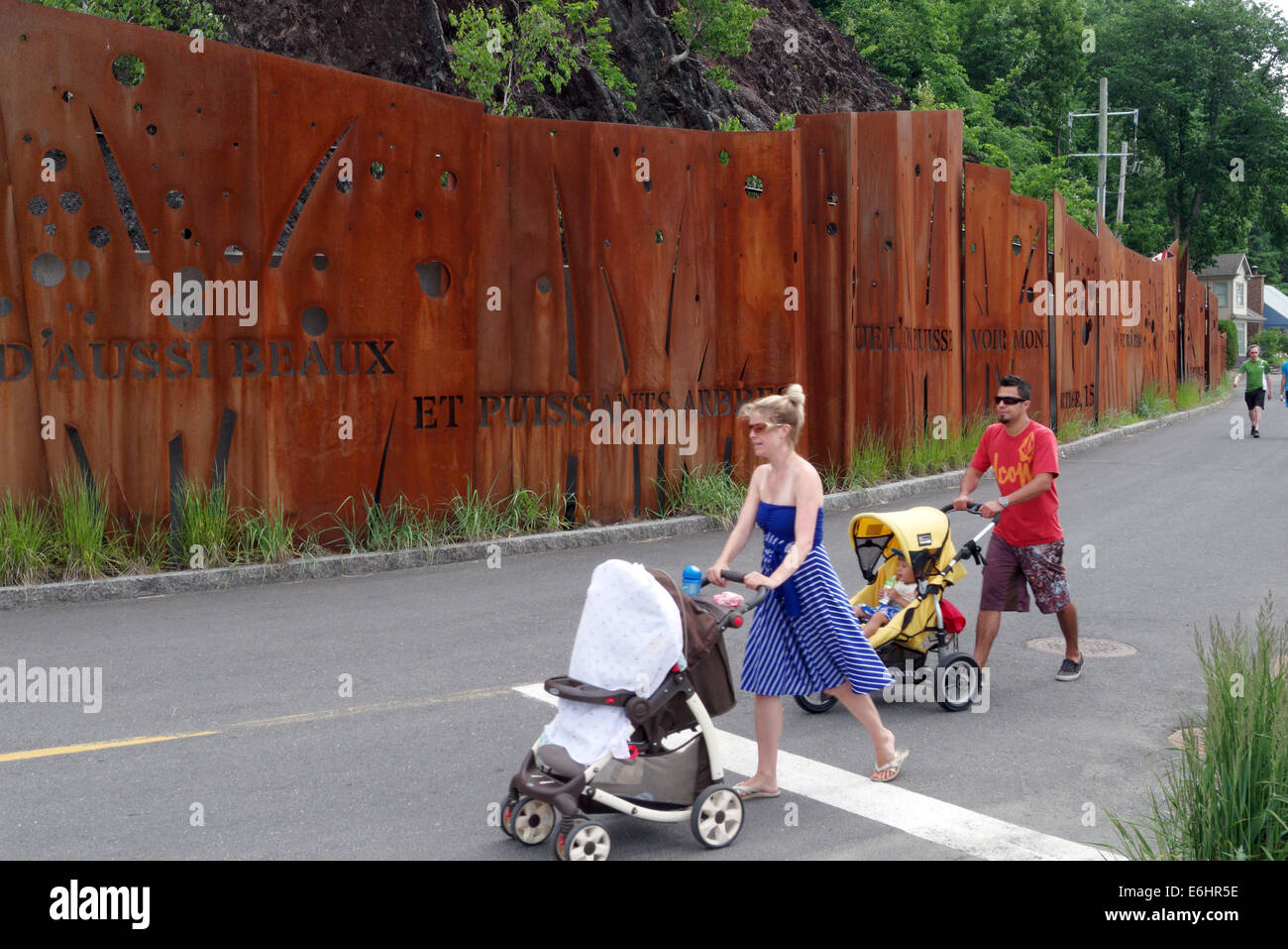 Pedestians en passant devant une installation d'art du métal rouillé célébrant l'histoire du Québec à Cap Rouge, Québec Banque D'Images