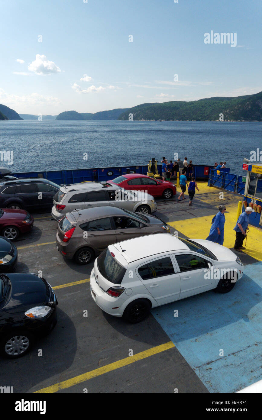Les voitures sur la Baie Ste Catherine à Tadoussac le passage de bac le Fjord du Saguenay à Charlevoix, Québec Banque D'Images
