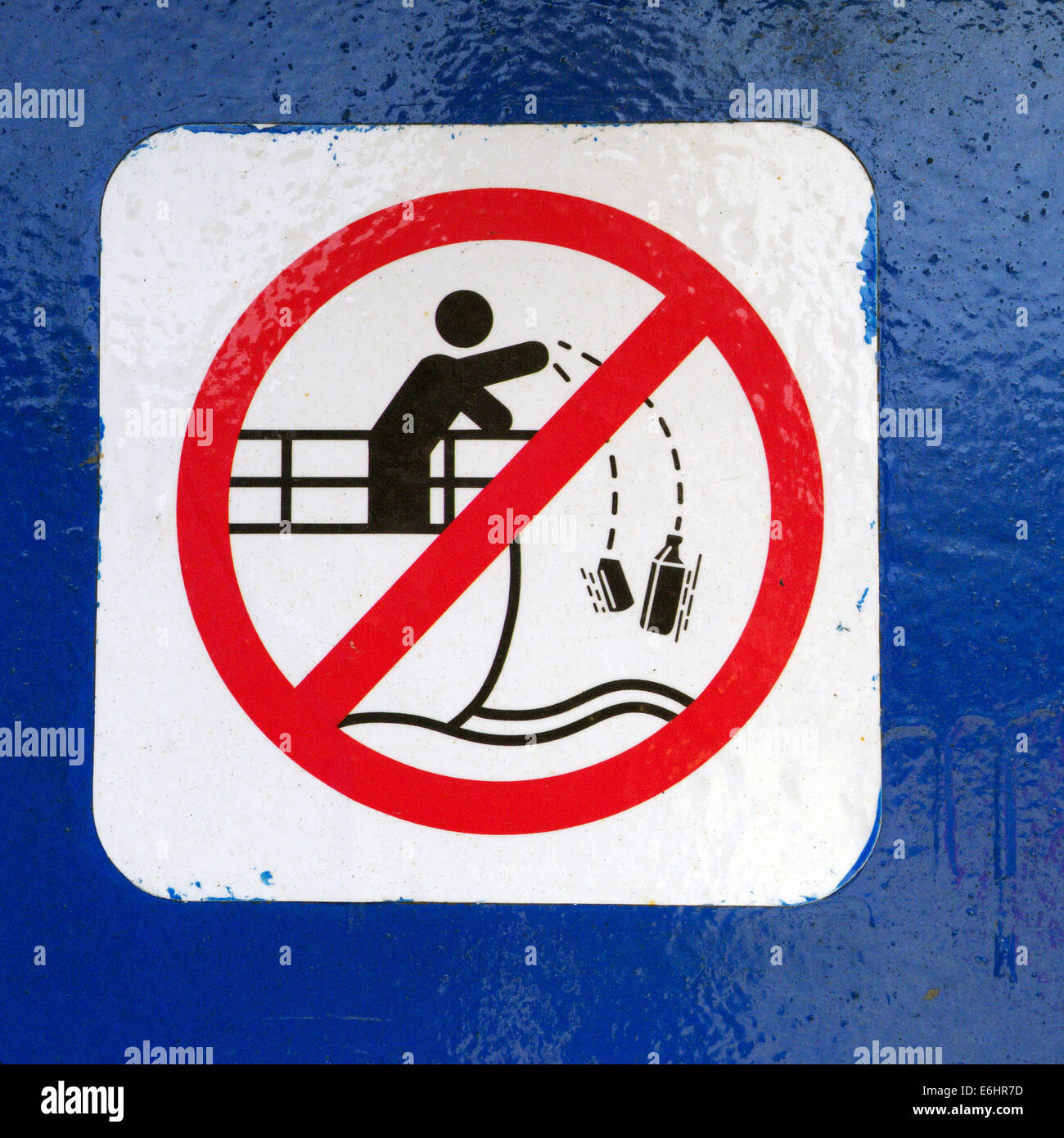 Un signe sur un bateau de dire aux gens de ne pas jeter de déchets dans l'eau Banque D'Images Un signe sur un bateau de dire aux gens de ne pas jeter de déchets dans l'eau Banque D'Images
