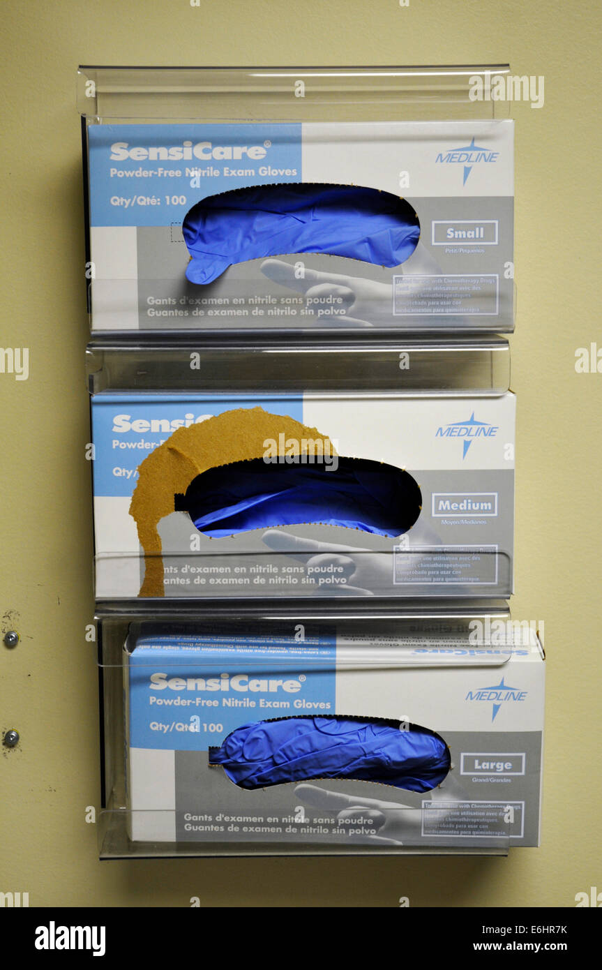 Gants en caoutchouc à usage unique sur un mur Banque D'Images