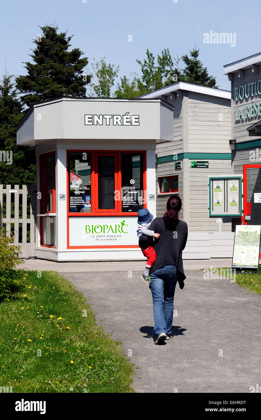 Une mère et son enfant aller au Bioparc de Bonaventure, Gaspésie, Québec Banque D'Images
