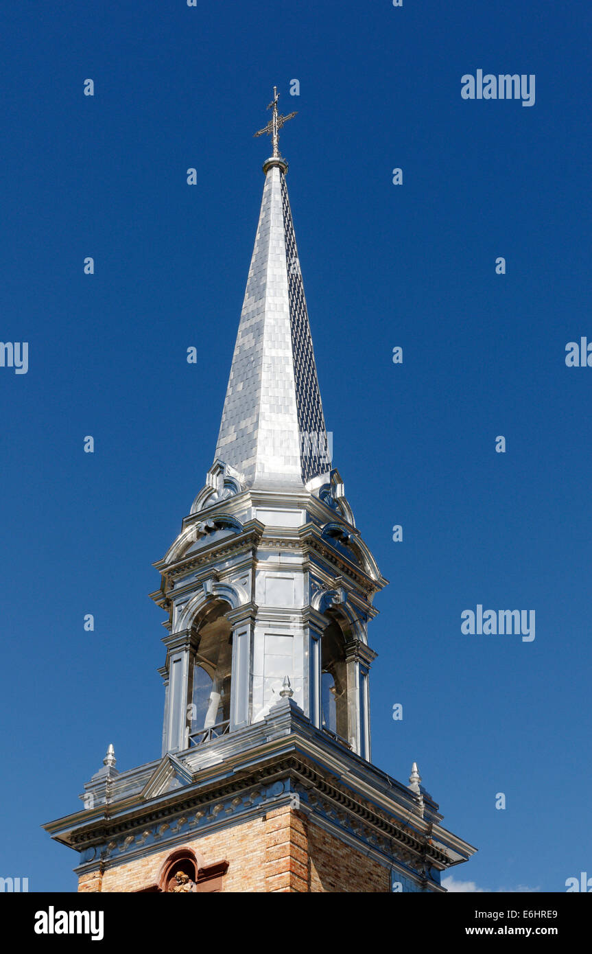 Une flèche de métal brillant sur une église au Québec canada Banque D'Images