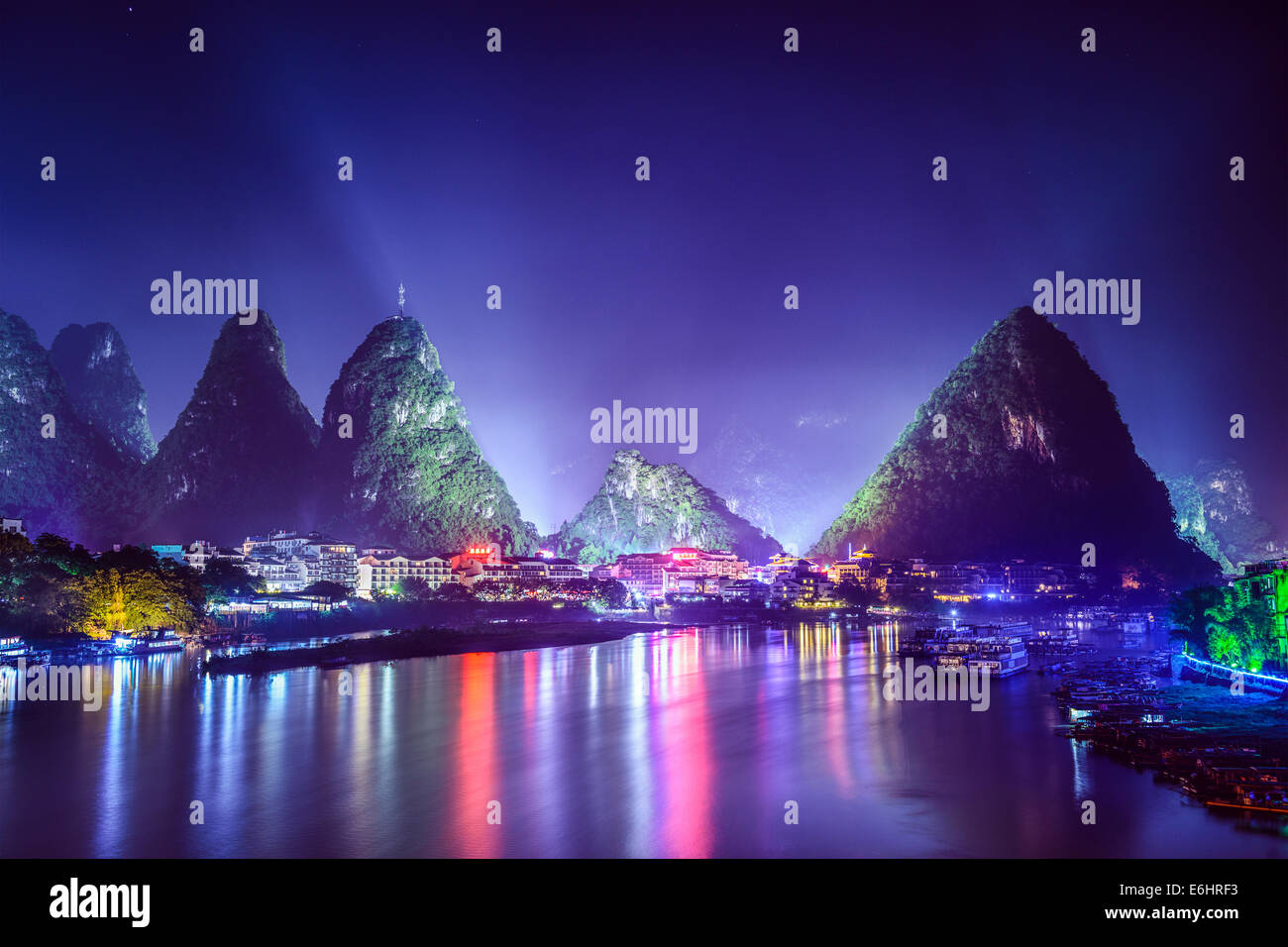 Yangshuo, Chine cityscape et montagnes karstiques sur la rivière Li. Banque D'Images