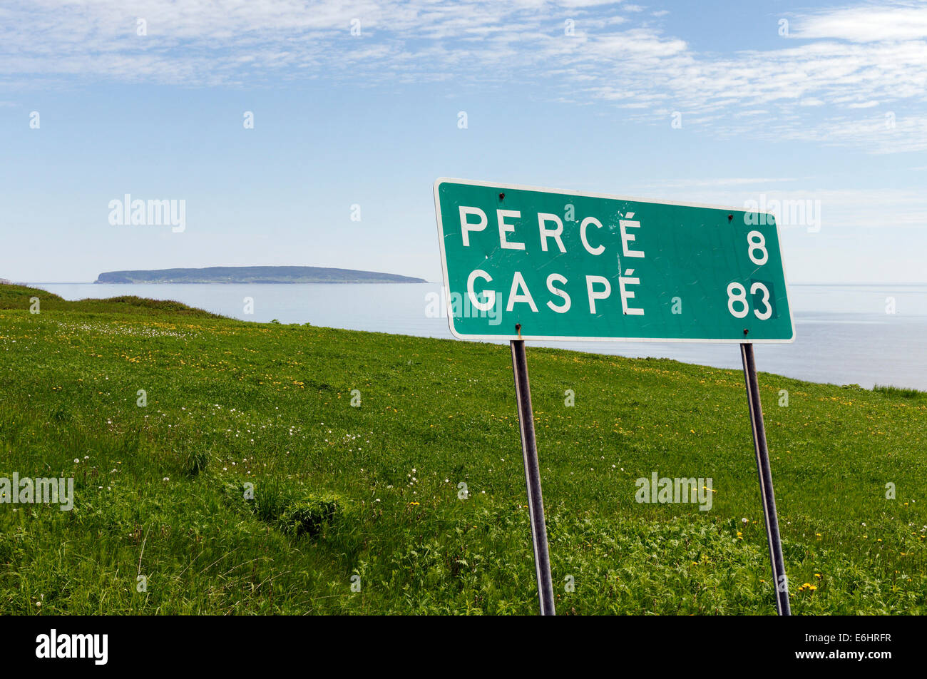 Un panneau routier indiquant Percé et Gaspé en Gaspésie, Québec, Canada, avec au-delà de l'île Bonaventure Banque D'Images