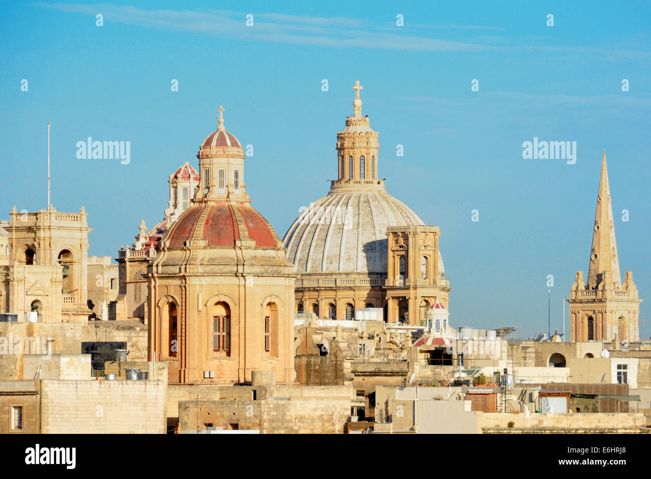 Close up d'une partie de la ville de La Valette de dômes et clochers de l'église vu de tours de bateau de croisière dans le Grand Port de Malte La Valette Banque D'Images