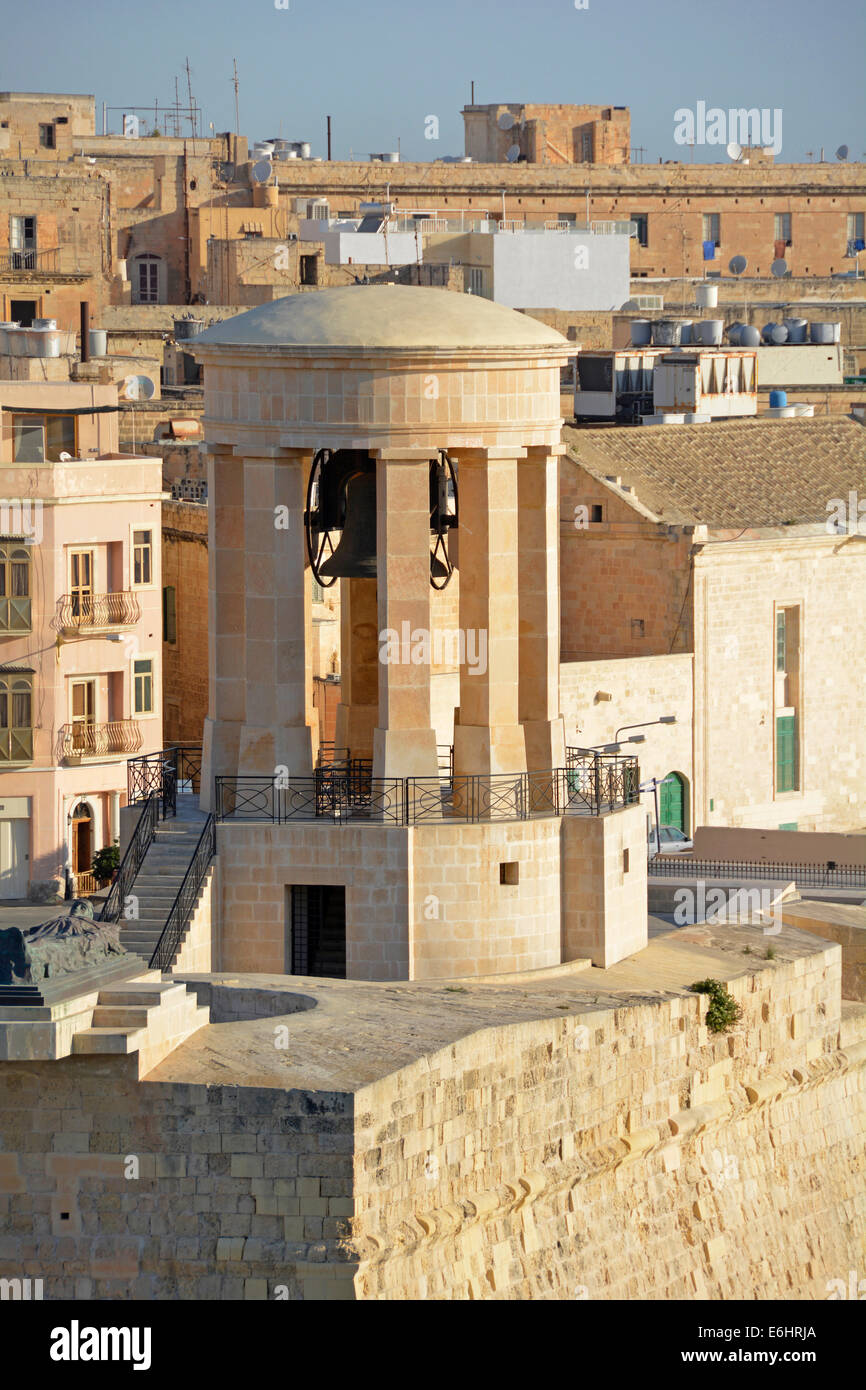 Le siège de la tour Bell Memorial sur les murs donnant sur le Grand Port vu de bateau de croisière La Valette Malte Banque D'Images