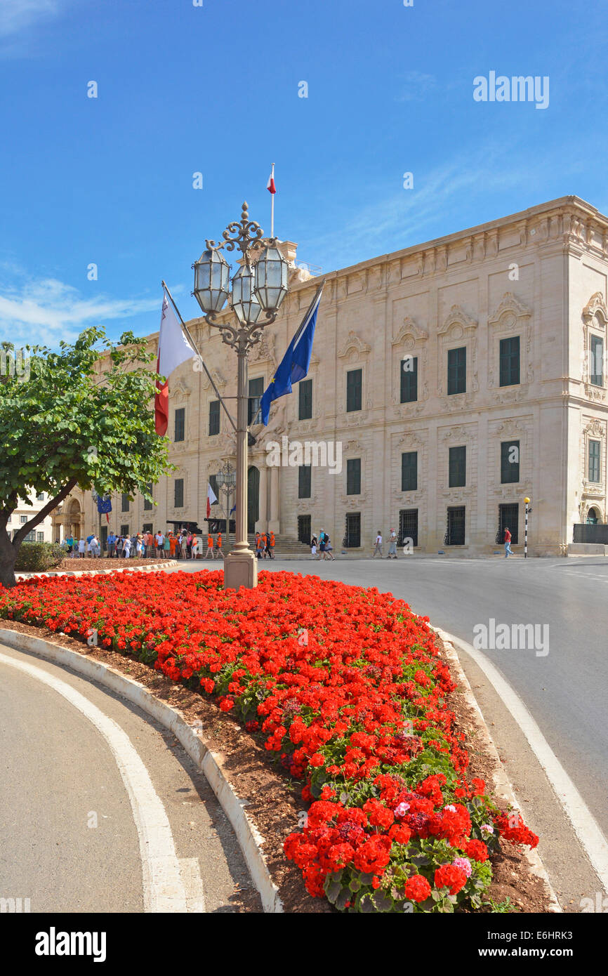 L'Auberge de Castille bâtiment dans La Valette qui est le bureau du Premier Ministre de Malte vu de géraniums en fleurs Banque D'Images
