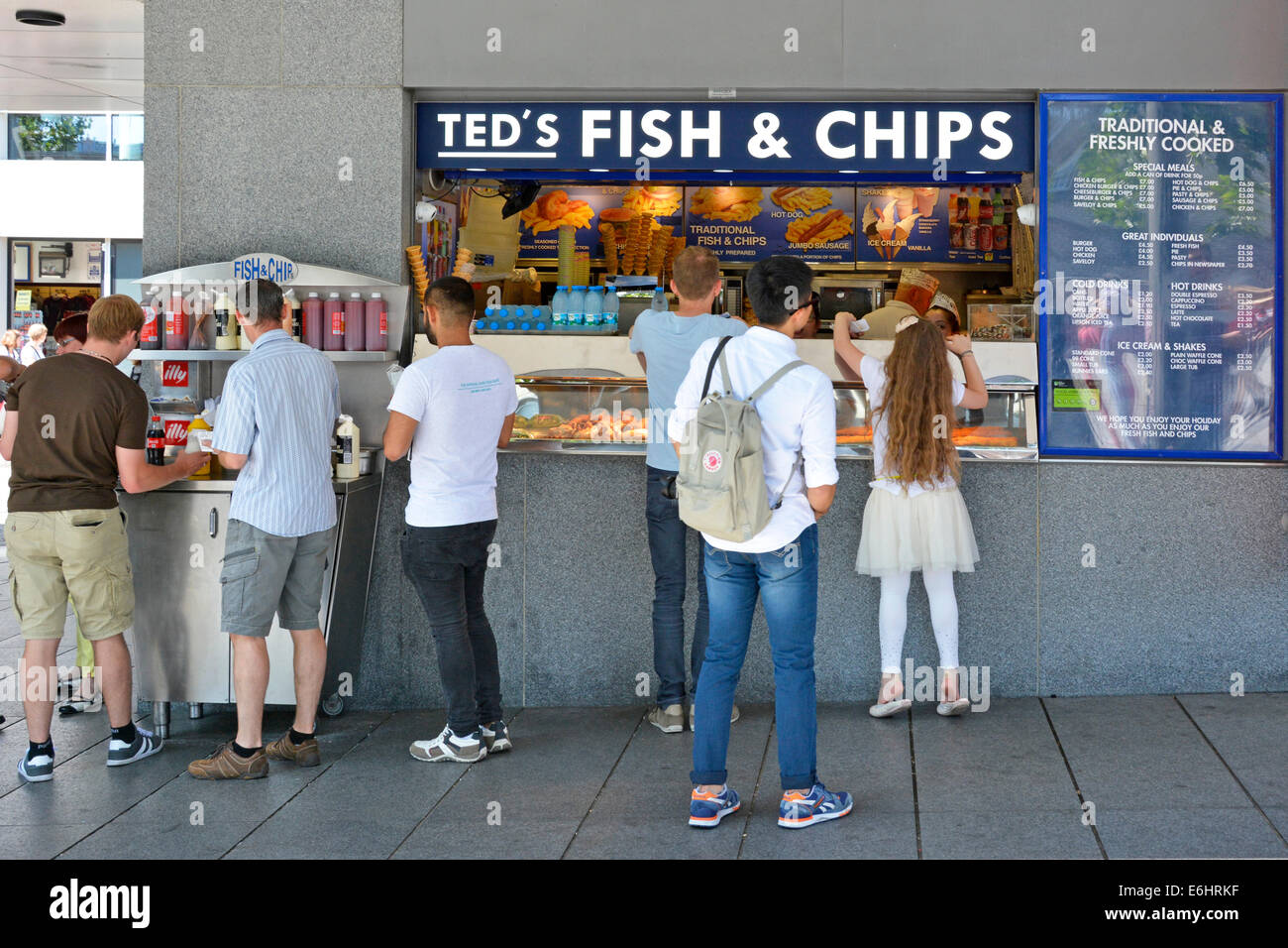 TEDS Fish and Chips shop comptoir back View groupe de touristes clients magasiner pour la cuisine britannique traditionnelle par les personnes visitant la Tour de Londres Angleterre Royaume-Uni Banque D'Images
