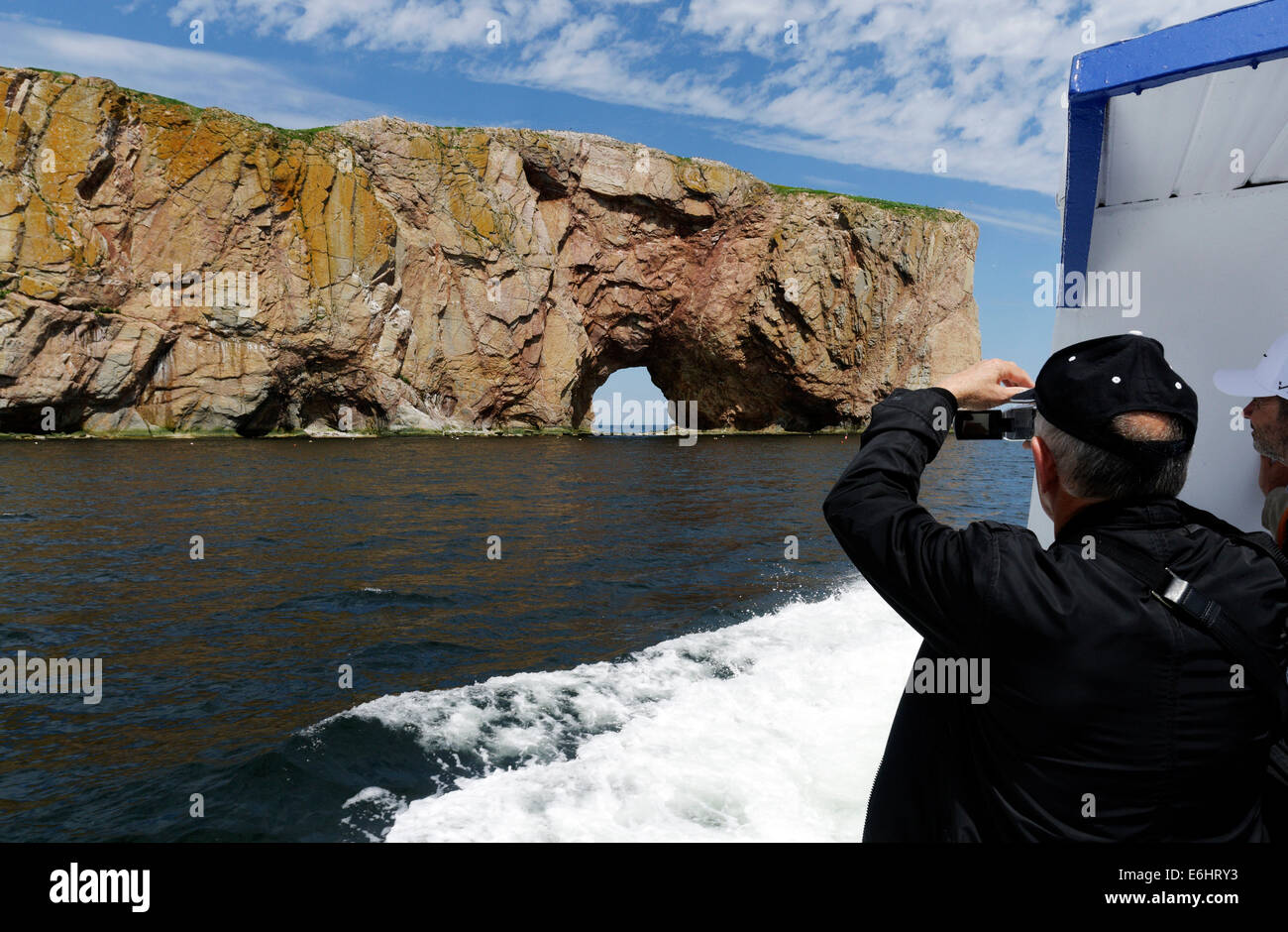 Un homme de tournage sur un tour en bateau autour du rocher Percé Gaspésie, Québec Banque D'Images