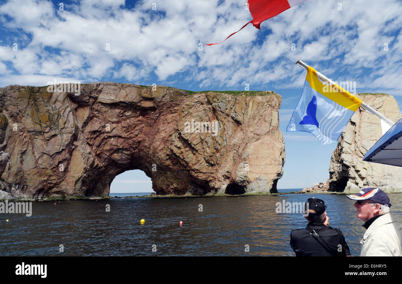Les touristes sur un bateau promenade autour du rocher Percé Gaspésie, Québec Banque D'Images