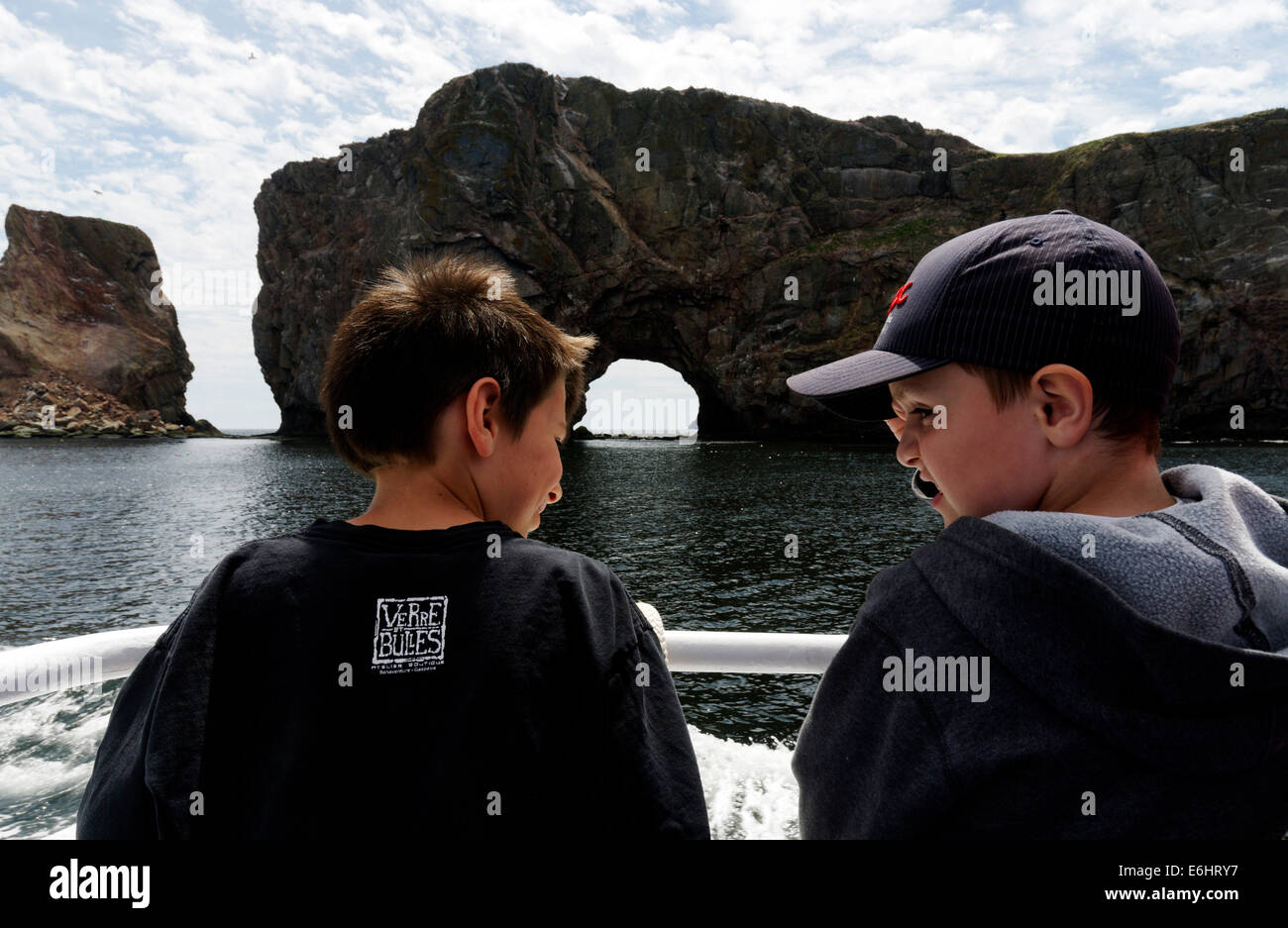 Deux jeunes garçons sur un bateau promenade autour du rocher Percé Gaspésie, Québec Banque D'Images