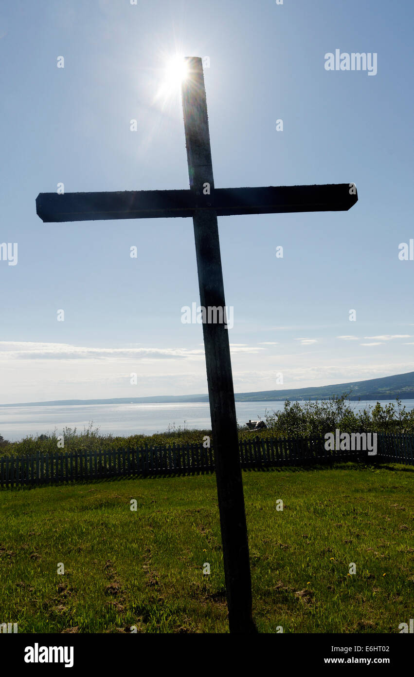 Un sunstar et une croix de bois sur l'île Bonaventure Gaspésie, Québec Banque D'Images