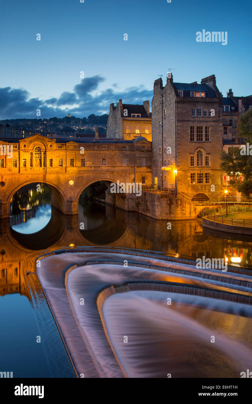 Pulteney Bridge sur la rivière Avon, Bath, Somerset, Angleterre Banque D'Images