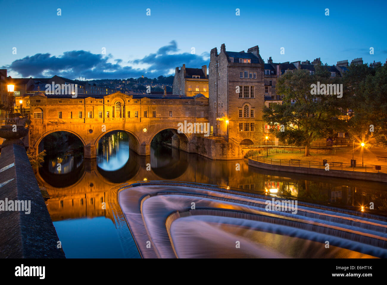 Pulteney Bridge sur la rivière Avon, Bath, Somerset, Angleterre Banque D'Images