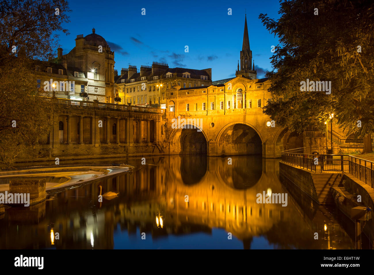 Pulteney Bridge sur la rivière Avon, Bath, Somerset, Angleterre Banque D'Images
