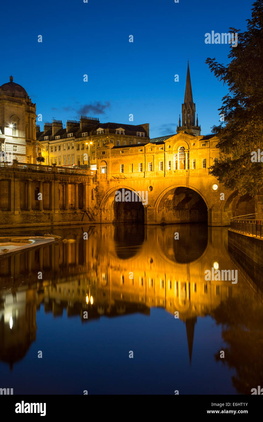 Pulteney Bridge sur la rivière Avon, Bath, Somerset, Angleterre Banque D'Images