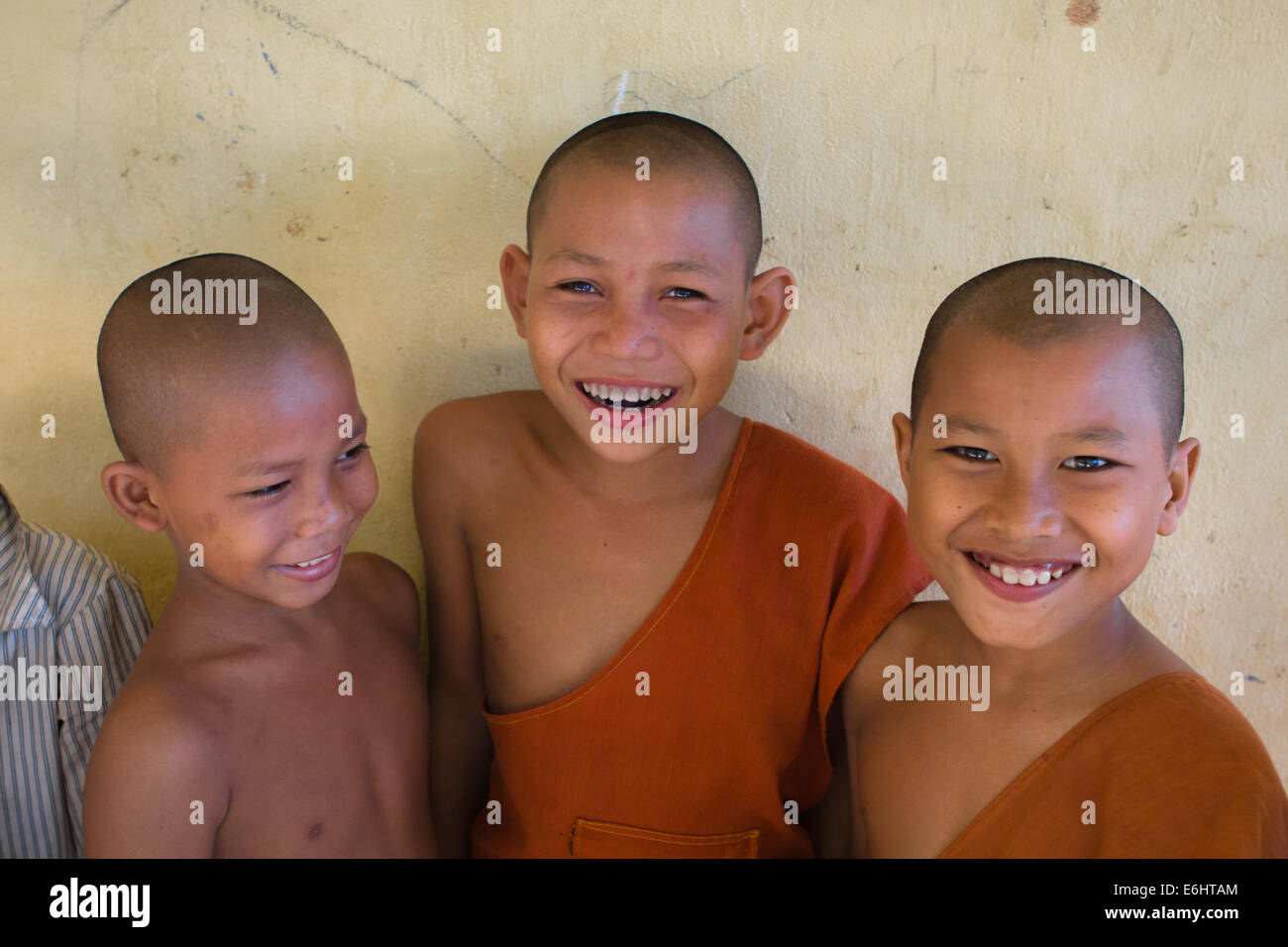 Sourire trois moines bouddhistes, novice dans un monastère près de le village flottant de Kompong Khleang, près de Siem Reap, au Cambodge. Banque D'Images