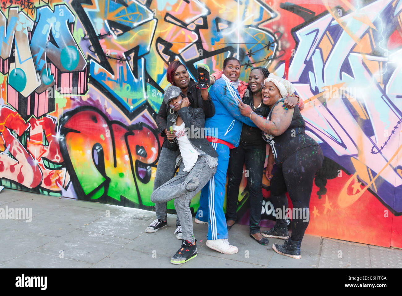 Début du carnaval de Notting Hill avec le début de la matinée J'ouvert ou Jouvet parade, Londres, Angleterre, Royaume-Uni Banque D'Images