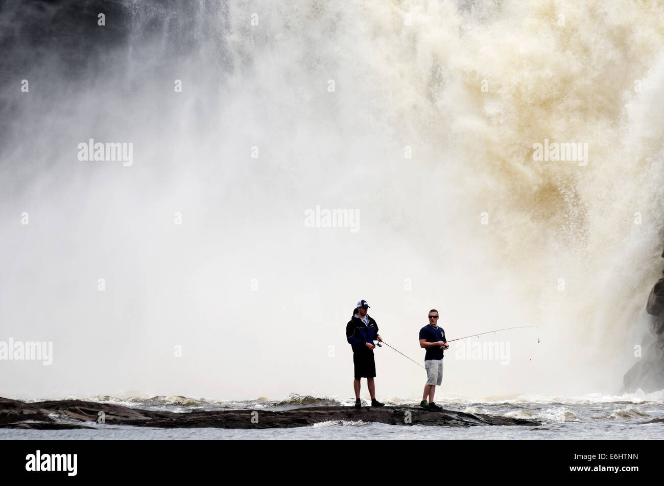 Deux pêcheurs sauvages avec la goulotte de la Chaudière cascade déboulant derrière eux au Québec Canada Banque D'Images