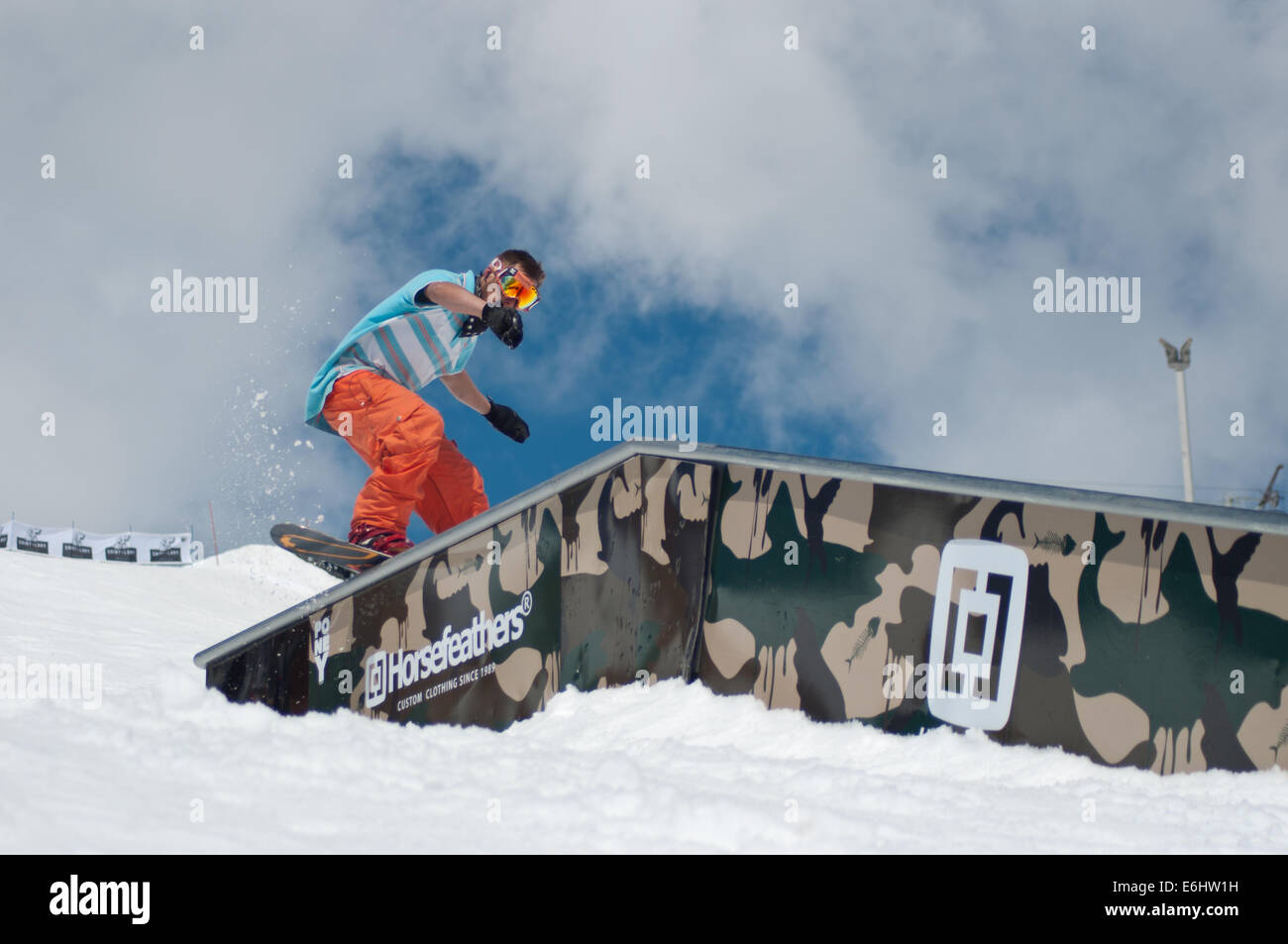 Les coureurs de ski Snow et aller dans la neige Banque D'Images