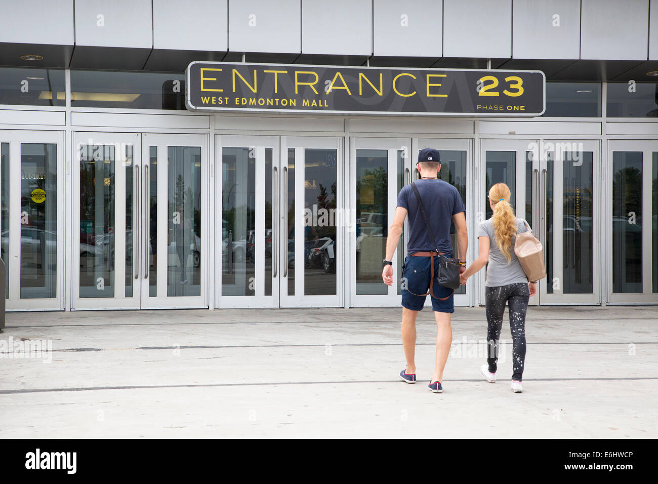 Couple marchant dans l'entrée # 23 à l'immense centre commercial West Edmonton Banque D'Images