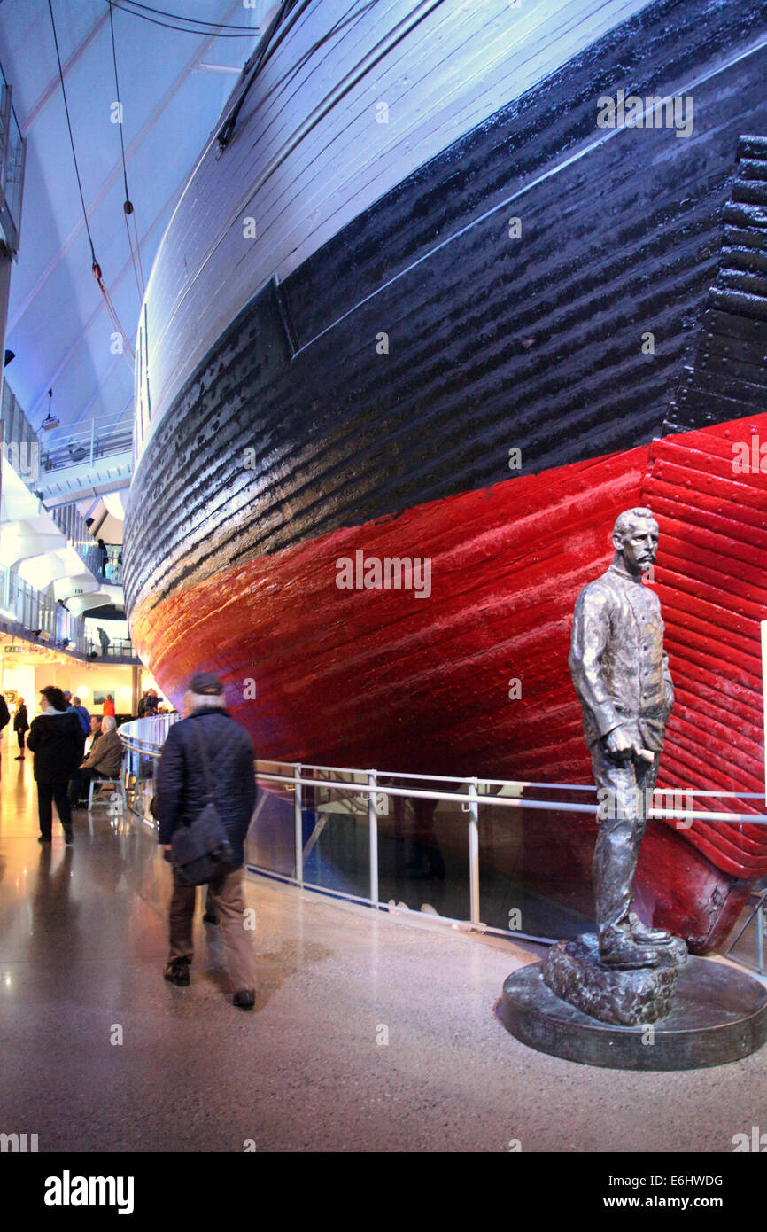 Statue de Roald Amundsen à côté de son navire Le Fram dans le musée à Oslo Banque D'Images